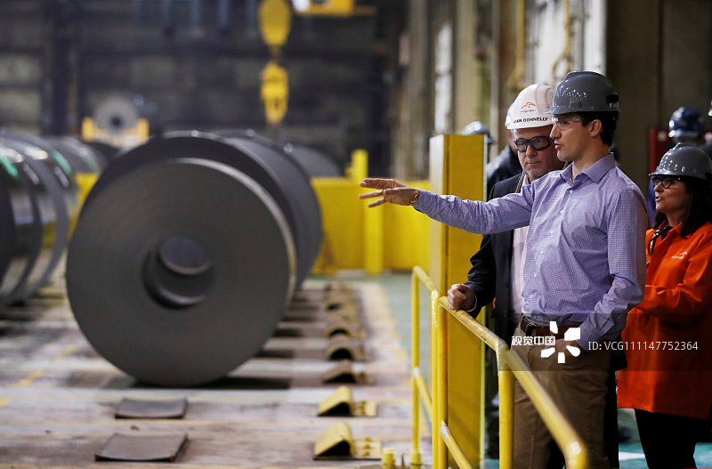 美国对钢铁增税 加拿大总理特鲁多视察钢厂抚