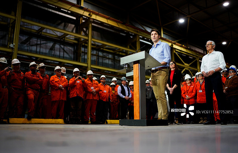 美国对钢铁增税 加拿大总理特鲁多视察钢厂抚