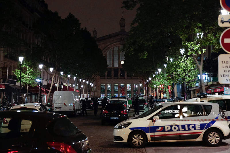 法国警方深夜封锁巴黎北站进行安全搜查