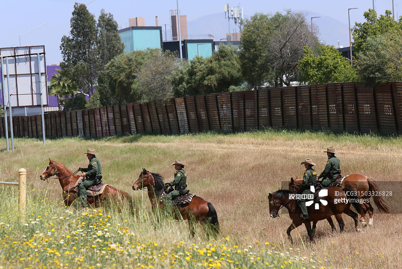 美国两部长造访美墨边境隔离墙 遭大批民众抗议
