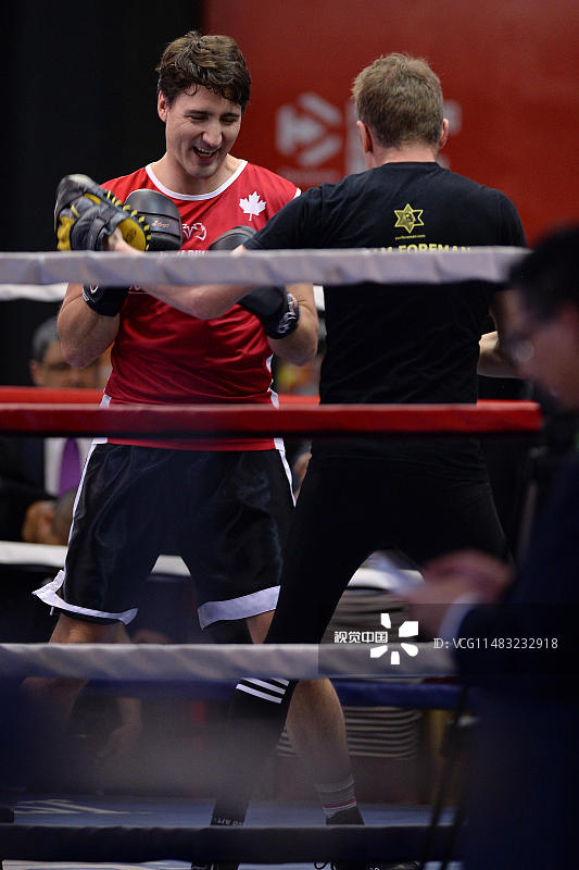 加拿大总理特鲁多访美 拳击场上大秀拳法